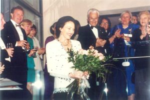 Sonja e Thomas Bata nel giorno dell'inaugurazione del Bata Shoe Museum nel 1995