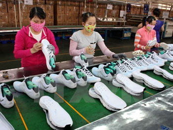 workers-shoe-factory